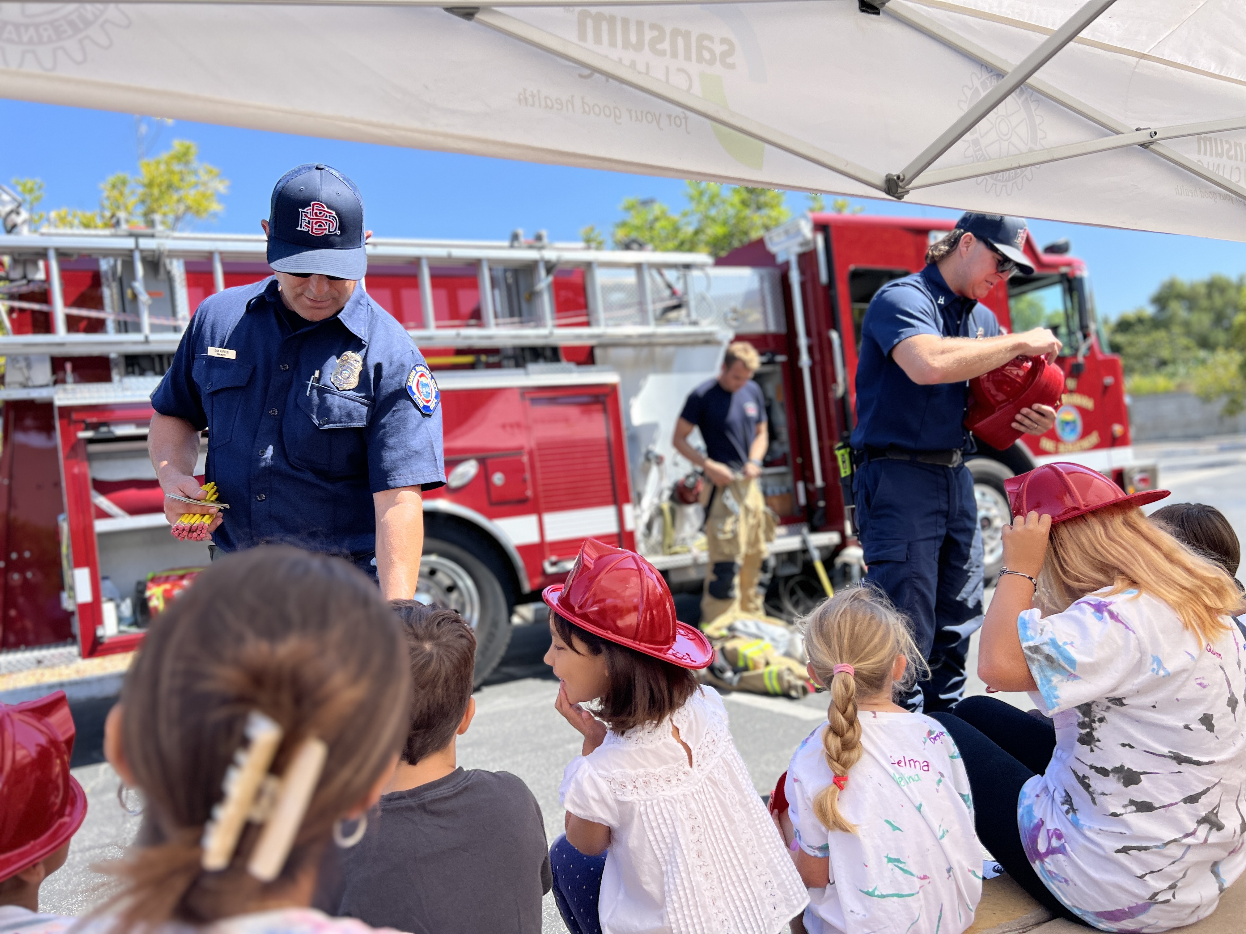 Firefightersgivingouthatstocampers