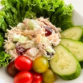 Bowlofchickensaladwithlettucecherrytomatoesandslicedcucumbers